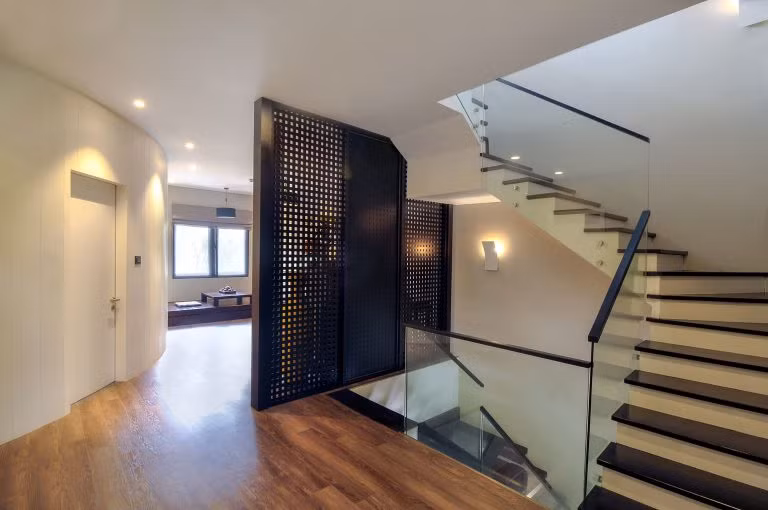 Hầu hết các không gian trong nhà đều được lắp cửa kính và cầu thang cũng dùng kính để tận dụng ánh sáng tự nhiên tối đa.