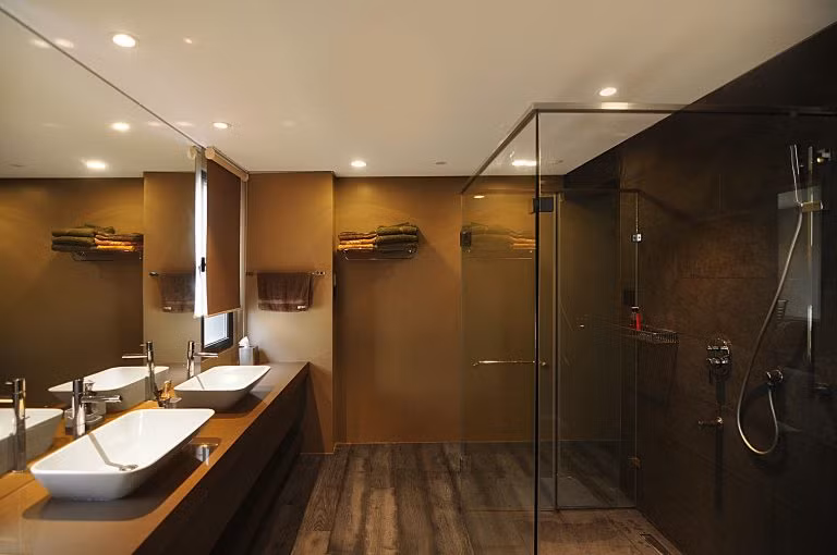 Phòng tắm rộng rãi và hiện đại như khách sạn 5 sao.