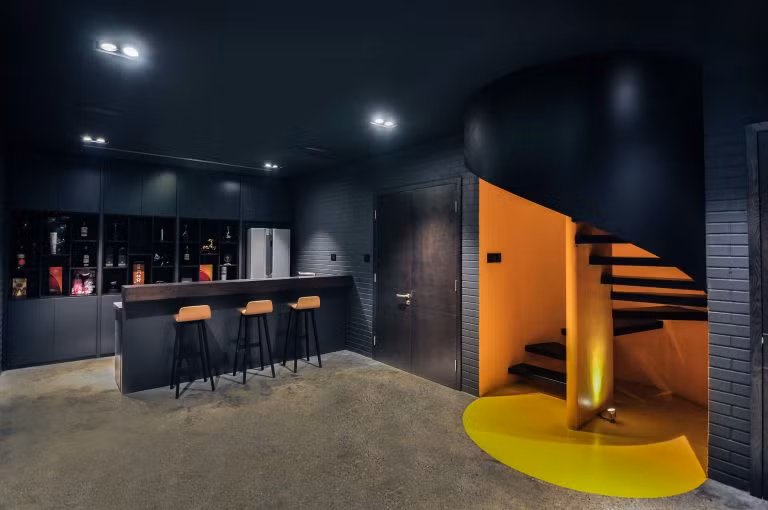 Khu tầng hầm được thiết kế như một quán bar.