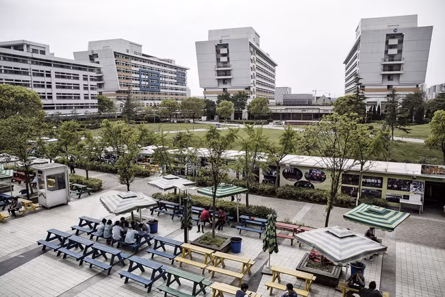 Nhà máy này được đặt tại Thượng Hải (Trung Quốc), có diện tích tương đương với 90 sân bóng và có số công nhân lên tới 50.000 người. Ảnh: Khuôn viên của nhà máy.