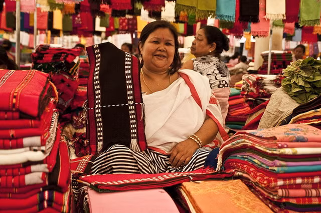 Những phụ nữ bán đồ may mặc, mỹ phẩm bao gồm cả trang phục truyền thống Manipur, các tài liệu về tôn giáo, thậm chí cả đồ ăn vặt địa phương. Hầu hết cửa hàng đều được truyền từ đời mẹ sang con gái qua nhiều thế hệ để duy trì việc buôn bán ở Ima Keithel.