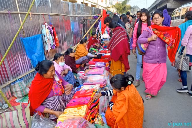 Ở chợ Ima Keithel, một tòa nhà chuyên bán rau củ quả và trái cây, một khu khác chuyên bán đồ thủ công mỹ nghệ, trang sức.