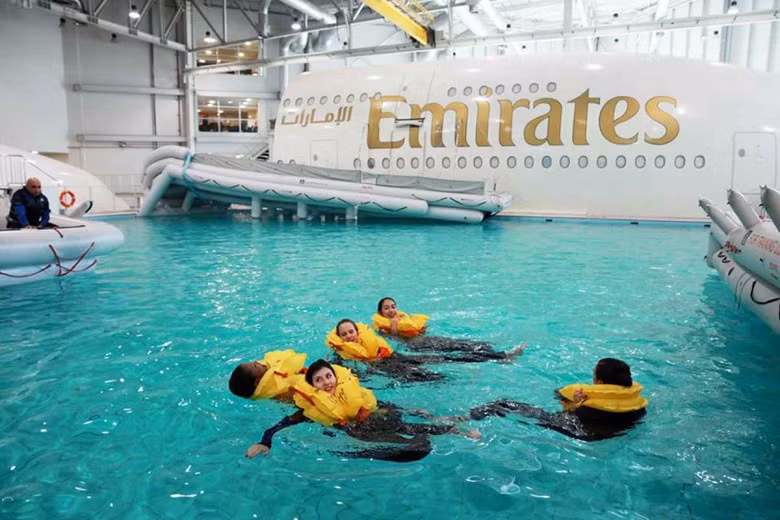 Được đào tạo nhiều kỹ năng như chăm sóc y tế, sơ cứu, cứu hộ, chăm sóc khách hàng, bơi lội...