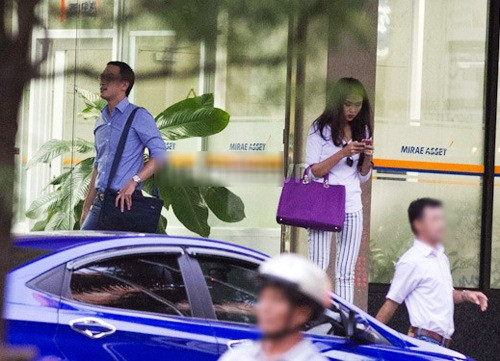 Bên cạnh Chanel và Parada, Hà Tăng còn khá chuộng thương hiệu Dior, chiếc túi màu tím da trơn này có giá hơn 80 triệu đồng.