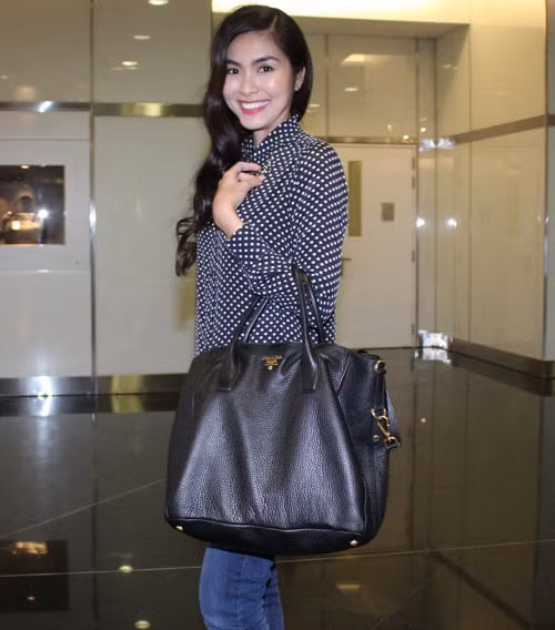 Bộ sưu tập hàng hiệu của Hà Tăng không thể thiếu chiếc túi Parada to bản màu đen với giá gần 60 triệu đồng.