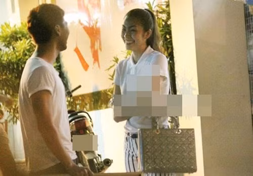 Cô còn sở hữu một chiếc Dior màu kem giá hơn 100 triệu đồng.