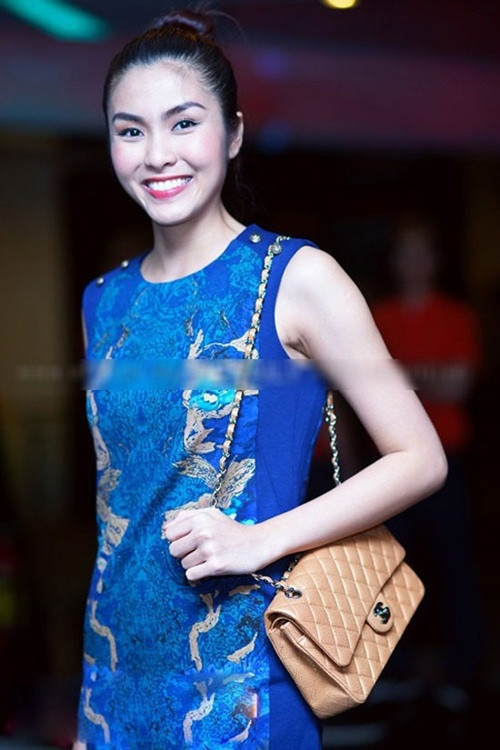 Cô cũng sở hữu túi Chanel màu be giá khoảng 100 triệu đồng.