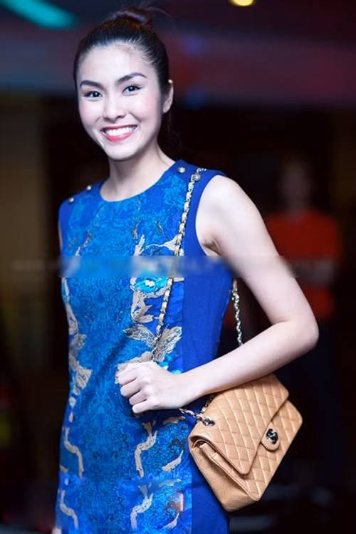 Cô cũng sở hữu túi Chanel màu be giá khoảng 100 triệu đồng.