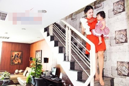 Năm 2011, hoa hậu thể thao Trần Thị Quỳnh theo chồng về sống tại một căn hộ penthouse ở TP.HCM khá rộng rãi, thoải mái. Tổ ấm 2 tầng của hoa hậu có diện tích 200 mét vuông nằm ở quận 7 được bày trí ấm áp, gọn gàng.
