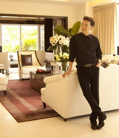 Nằm ở tầng cao nhất, penthouse triệu đô có diện tích 700 m2 chưa kể sân vườn được giọng ca Say tình lấy tông màu trắng chủ đạo để trang trí. Căn hộ được chia làm 2 tầng với 3 mặt bao quanh bằng cửa kính rộng.