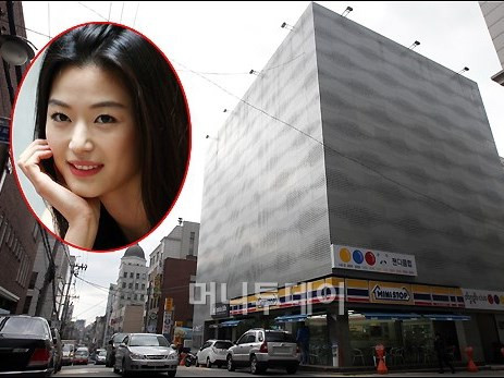 Trước đây, Jeon Ji Hyun đã nhiều lần được công nhận là đại gia trong giới showbiz Hàn và nằm trong top những ngôi sao sở hữu biệt thự đắt giá nhất. Sau khi danh sách bất động sản của cô được công bố gần đây, nữ diễn viên đã vượt mặt kiều nữ và đại gia khác trong làng giải trí để chiếm ngôi đầu bảng.