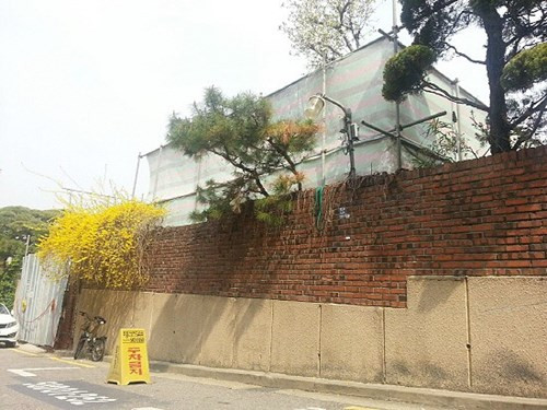 Theo trang tạp chí dành cho phụ nữ - Woman Sense, một vị quan chức địa phương tiết lộ vào tháng 5/2015, người đẹp đã mua một ngôi nhà trị giá 4,4 tỷ won tại khu nhà giàu Samseong-dong.