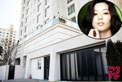 Bắt đầu vụt sáng thành sao hạng A với bộ phim có doanh thu cao kỉ lục - Cô nàng ngổ ngáo, từ đó đến nay, cô luôn có mặt trong danh sách những nữ diễn viên tài năng và xinh đẹp bậc nhất xứ sở kim chi. Kiếm không ít cát xê từ phim ảnh, quảng cáo, cô nàng đầu tư sắm nhiều căn biệt thự sang trọng.