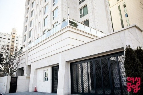 Tuy nhiên, đây chỉ là một trong số những căn biệt thự tại khu vực này mà Jeon Ji Hyun sở hữu. Chỉ riêng tại góc phố nhà giàu này, tổng giá trị bất động sản mà người đẹp 34 tuổi sở hữu đã là 15 tỷ won (280 tỷ đồng).