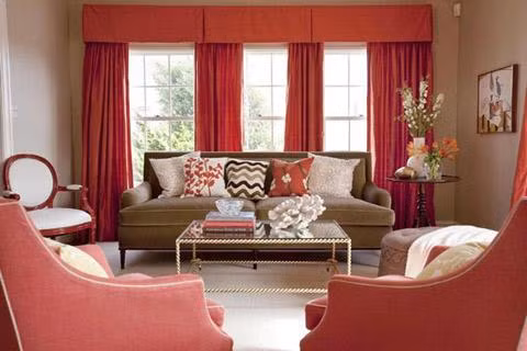 Cũng theo quy luật đó, việc lựa chọn màu sắc cho rèm cửa phòng khách trong mùa thu đông cũng ưu tiên những gam màu ấm nóng này.