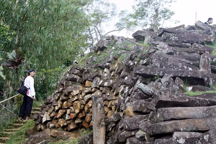 Gunung Padang được cho là kim tự tháp cuối cùng ở Đông Nam Á, là một trong những di tích cổ đại quan trọng nhất từng được phát hiện trên thế giới. Di tích này từng được xác định niên đại lên đến ít nhất 5.000 năm tuổi, rồi từ 8.000 đến 10.000 năm và sau cùng lên đến niên đại được báo cáo là 23.000 năm. Trước đó di tích Göbekli Tepe (Thổ Nhĩ Kỳ) được coi là di chỉ cự thạch lâu đời nhất trên Trái Đất. Göbekli Tepe có niên đại từ tận khoảng 10.000 TCN, tức sớm hơn 4.000 năm so với bất kỳ công trình nhân tạo nào trên Trái Đất. Nhưng Gunung Padang đã hạ gục Göbekli Tepe.