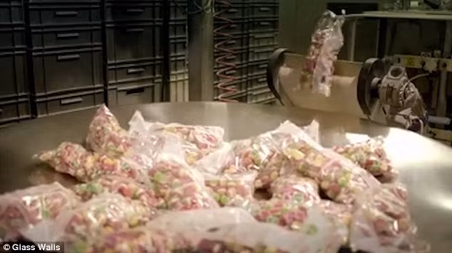 Công thức tạo ra chất gelatin gồm 44% da lợn, 28% da trâu, 27% xương động vật, và 1 % chất khác. Việc tạo ra gelatin từ xương hoặc da lợn, da trâu, da bò thường có giá thành vô cùng rẻ nên một số nhà sản xuất vì hám lợi đã sử dụng chúng trong công nghệ chế biến thực phẩm.