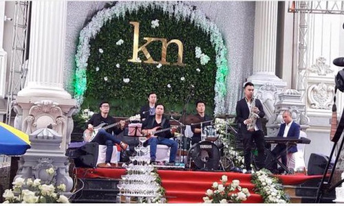 Sân khấu diễn ra hôn lễ được trang trí sang trọng và đẹp mắt với màu trắng xanh.