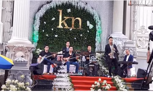 Sân khấu diễn ra hôn lễ được trang trí sang trọng và đẹp mắt với màu trắng xanh.