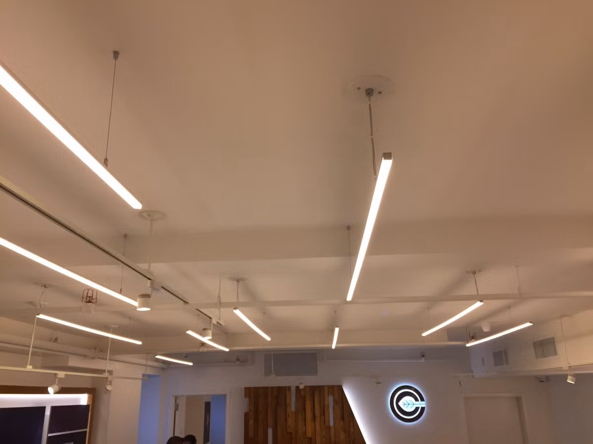 Hệ thống bóng đèn dài vừa đảm bảo tính thẩm mỹ, vừa cung cấp đủ ánh sáng cho toàn bộ không gian.