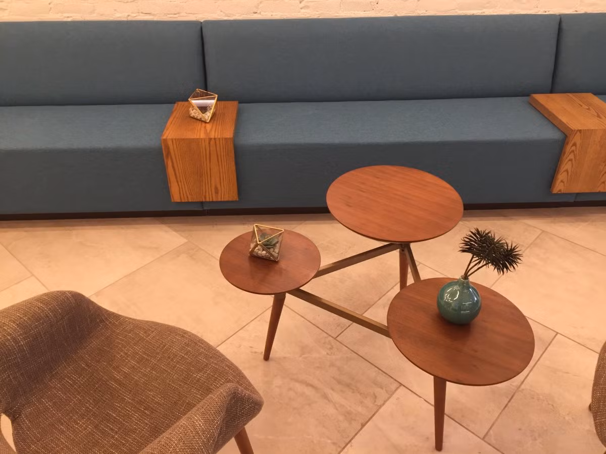 Những chiếc ghế dài màu xanh cung cấp chỗ ngồi cho khách hàng ngồi chờ mua cần sa.