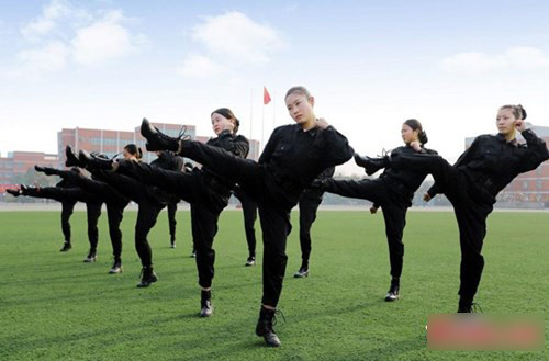 Các nữ tiếp viên tương lai luyện tập nghiêm túc trên sân cỏ.