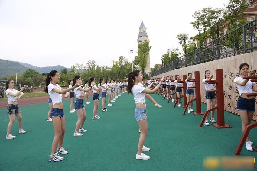 Các hãng hàng không Trung Quốc ngày càng quan tâm tới khả năng phòng vệ của tiếp viên hàng không trong bối cảnh nhiều sự cố xảy ra trên máy bay do hành vi bạo lực của hành khách.