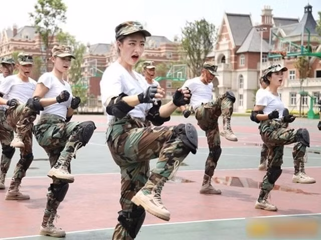 Các nữ tiếp viên mặc áo phông và quần rằn ri trong một buổi tập võ.