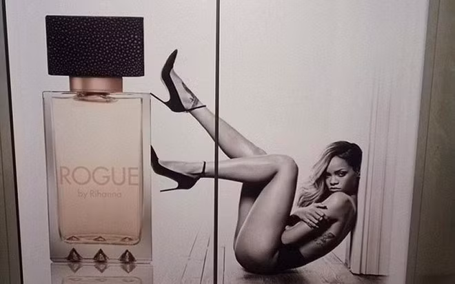 Chiến dịch quảng cáo nước hoa của Rihanna đã bị nước Anh cấm cửa vì quá sexy và không phù hợp để trưng bày nơi công cộng.
