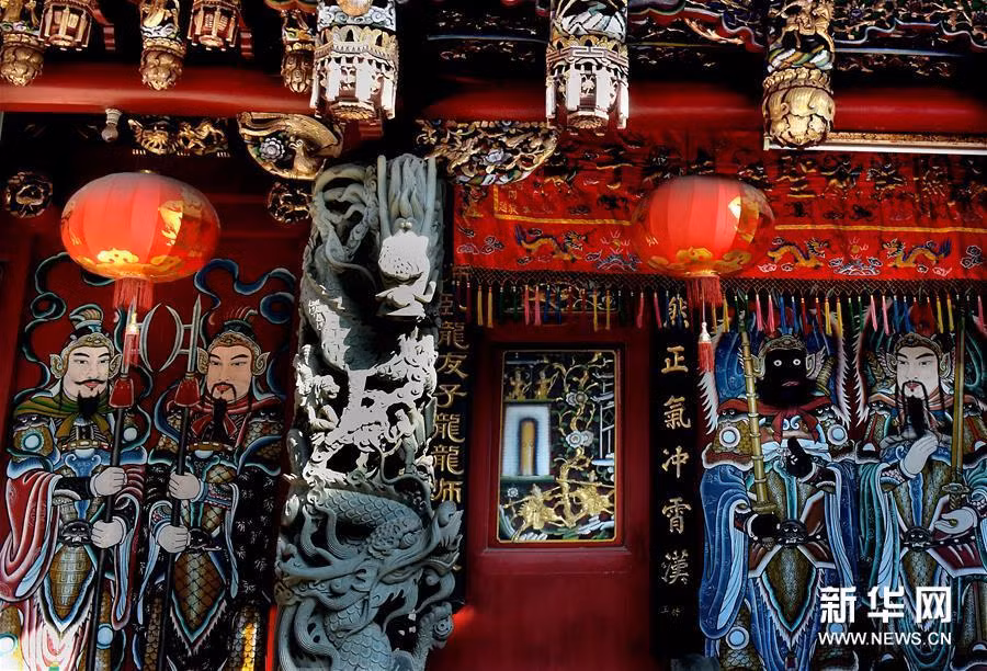 Chân dung của các vị thần dán trang trí ở cửa ra vào tại đền thờ Guan Yu trong phố cổ Chongwu ở quận Huian, tỉnh Phúc Kiến của Trung Quốc.