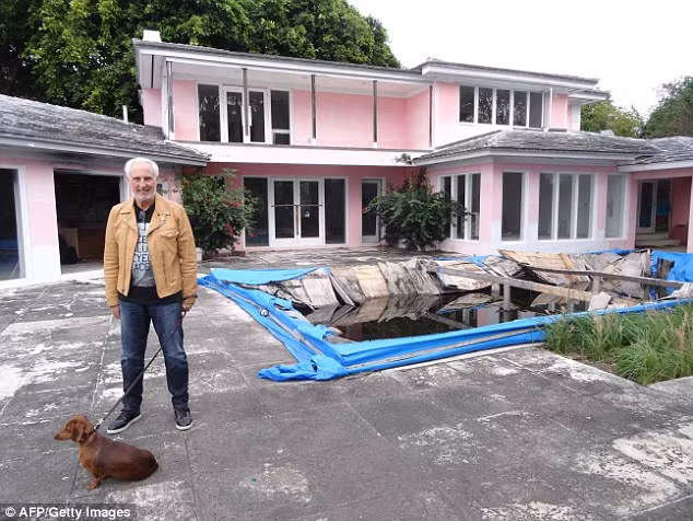 Gần đây, chủ sở hữu mới đã cho phá dỡ dinh thự để xây mới lại.