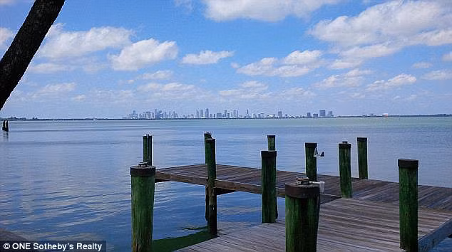 Dinh thự có bến tàu riêng.