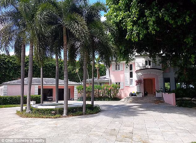 Biệt thự màu hồng có cầu tàu riêng vô cùng nổi bật nhìn ra vịnh Biscayne và đường chân trời Miami này.