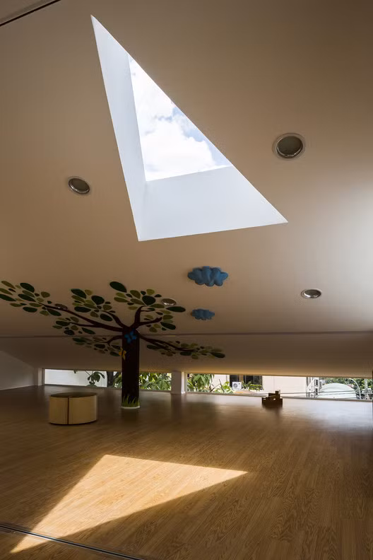 Cột nhà được biến hóa thành một chiếc cây xinh xắn giữa phòng.