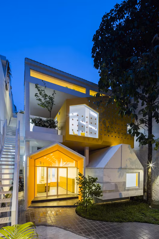 Trường mầm non Chuồn Chuồn Kim gây được ấn tượng với thiết kế hiện đại và màu sắc bắt mắt.