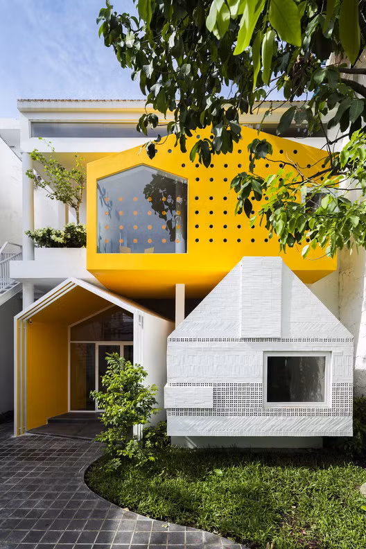  Trường mầm non Chuồn Chuồn Kim là một dự án chuyển đổi từ một ngôi nhà phố thành trường mầm non tư thục tại phường Tân Định, Quận 1, TP HCM, Việt Nam.