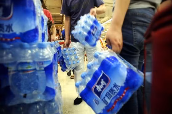 Người dân ùn ùn đến các siêu thị mua nước đóng chai.