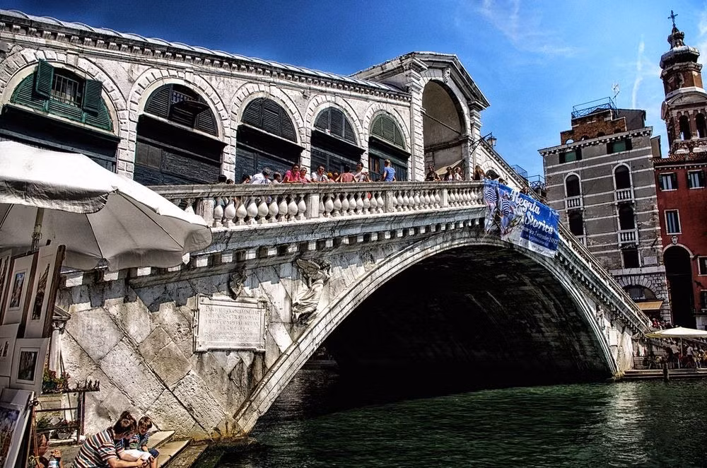 Trên cây cầu có rất nhiều hàng quán và cửa hàng mua sắm phục vụ du khách.