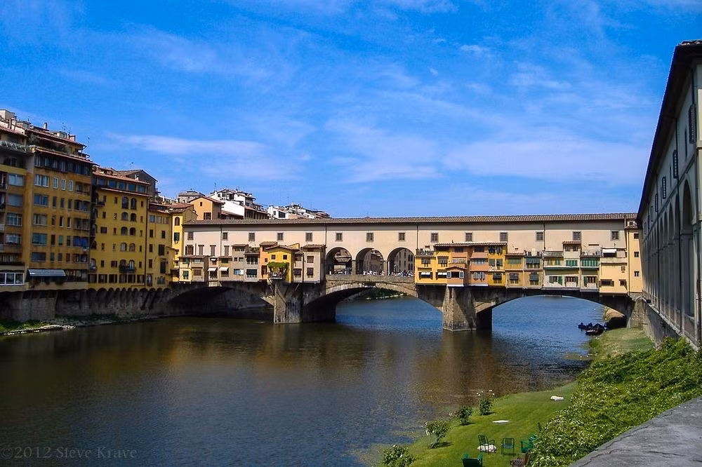 Nổi tiếng với hệ thống cửa hàng mua bán trên cầu, Ponte Vecchio vừa là cây cầu bộ hành và cũng là một ngôi nhà chung cho tất cả mọi người từ các thương nhân lớn cho đến các tiểu thương buôn bán.