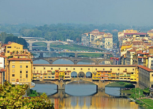  Khu mua sắm trên cầu Ponte Vecchio ở Florence là một trong những điểm tham quan du lịch nổi tiếng ở Ý. Ponte Vecchio được xem là cây cầu có kiến trúc khung vòm bằng đá lâu đời nhất ở châu Âu.