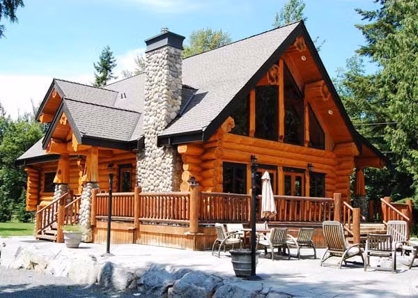 Ngôi nhà gỗ kiến trúc độc đáo nổi bật giữa khu rừng.