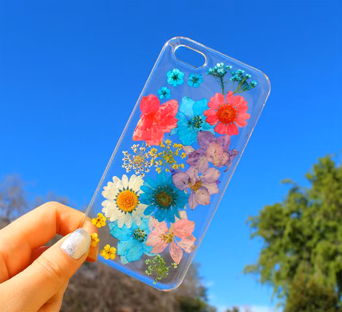 Những bông hoa nhiều màu sắc kết hợp với nhau tạo nên vẻ đẹp cuốn hút cho chiếc ốp điện thoại.