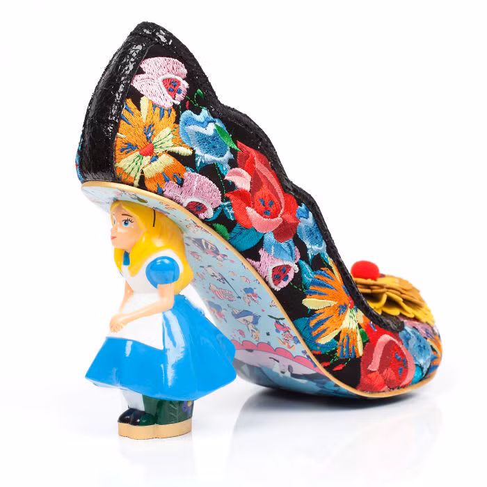Với những đơn đặt hàng từ Disney, thương hiệu Irregular Choice đã dựa trên những chi tiết trong các bộ phim hoạt hình để thiết kế ra những đôi giày chủ đề cổ tích thật phù hợp với phong cách theo yêu cầu của hãng.