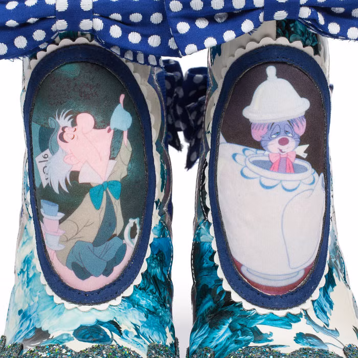 Bên trong lót giày cũng in cả hình các nhân vật hoạt hình của Disney.