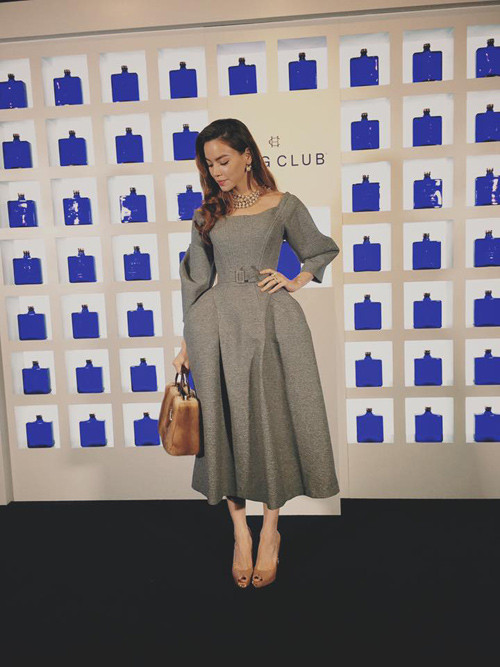 Tháng 1/2016, Hồ Ngọc Hà đã bay sang Thượng Hải tham gia một sự kiện và hội ngộ cựu danh thủ điển trai David Beckham. Tại sự kiện lnày, nữ ca sĩ lựa chọn chiếc váy với thiết kế trần vai, xòe rộng tông xám thanh lịch nằm trong bộ sưu tập The Birds của Flynow – một thương hiệu thời trang Thái Lan. Tô điểm thêm cho bộ cánh hàng hiệu sang trọng, Hà Hồ dùng phụ kiện là túi xách Lady Dior giá khoảng hơn 86 triệu đồng và đôi giày Christian Louboutin có giá từ 15 tới 22 triệu đồng.