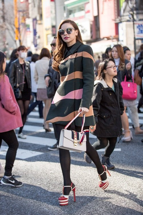 Bên cạnh đó, nữ ca sĩ còn gây sự chú ý khi diện trang phục của thương hiệu Dior, túi xách Gucci có giá gần 2.500 USD (khoảng 55 triệu đồng) và giầy cao gót của Gucci 1.100 USD (khoảng 24,4 triệu đồng).