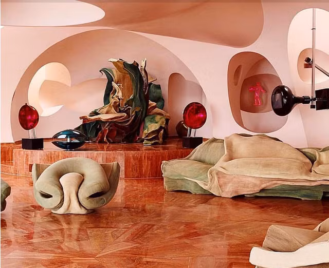 Lâu đài Bong bóng từng nổi tiếng một thời khi thuộc sở hữu của nhà thiết kế thời trang Pierre Cardin với 10 phòng ngủ lớn cùng một phòng khách thiết kế theo hình cầu và nhiều khu vườn rộng lớn nối liền với bể bơi.