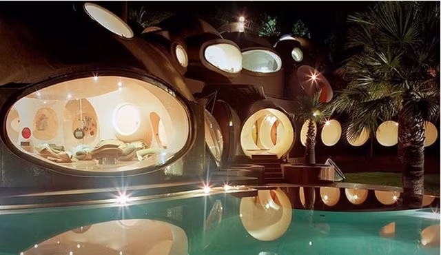 Vào ban đêm, ánh sáng từ bên trong lâu đài phản chiếu lên mặt hồ tạo cảm giác thật lung linh.