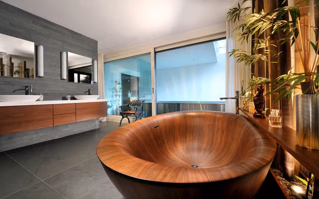 Với chất liệu làm từ gỗ, những bồn tắm như thế này tạo nên không gian sang trọng, cuốn hút cho ngôi nhà của bạn.