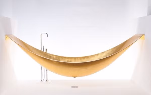 Các nhà thiết kế của hãng Splinter Works đã cho ra đời mẫu bồn tắm độc đáo trong hình dạng của một chiếc võng.